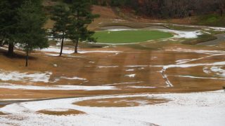 残雪の為、12月5日までクローズといたします。12月6日再開予定です。